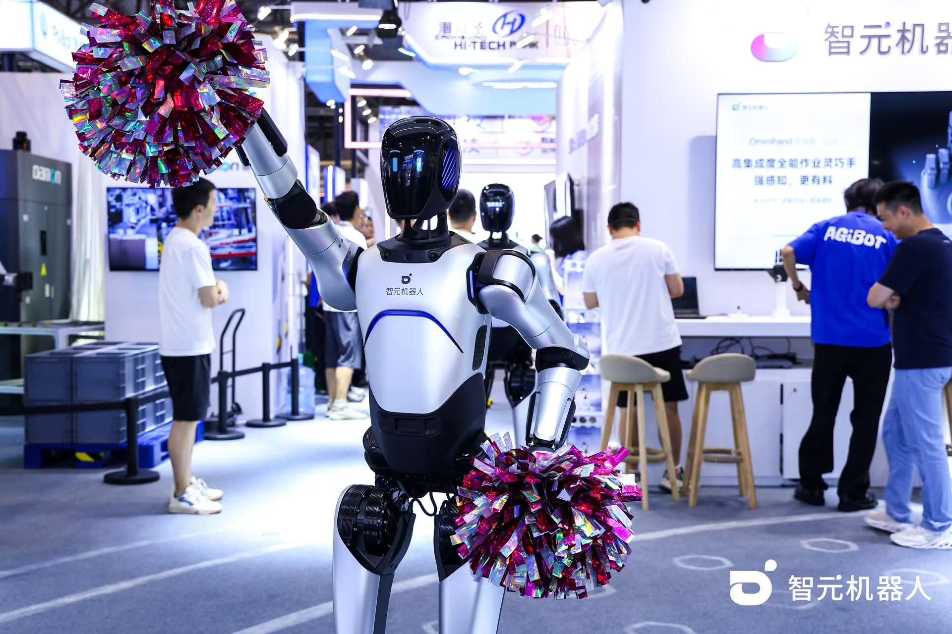 555000jcjc公海机器人 WAIC 首日展台火爆，机器人家族集体打工忙不停